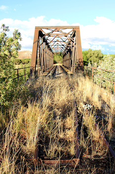 El Puente del Carrascal auténtica joya del patrimonio industrial, de la vanguardia de la ingeniería y de la arquitectura del hierro de finales del siglo XIX y principios del XX. Total abandono y riesgo de derrumbe.