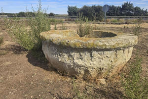 Continúa abandonada una pila bautismal del siglo XVI junto a una gasolinera de Repsol en San Pedro de Latarce (Valladolid)