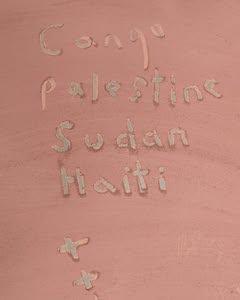 la instalación antes del ataque, en la que aparecía la palabra Palestina' junto con una lista de otras regiones afectadas por el conflicto.