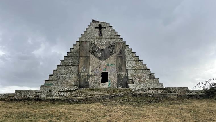 La Pirámide del Escudo (1939) y su lamentable estado de conservación