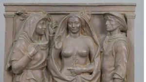 Se recupera en el Rastro de Madrid una placa robada hace 27 años de un monumento en Badajoz.