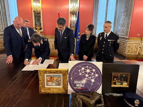 El  Embajador de España en Italia junto a los consejeros de Cultura y de Interior; responsables de la Comisaría General de Policía Judicial y de la Brigada de Patrimonio Histórico y sus homólogos de la Polizia di Stato italiana.