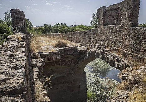 El Puente de Cantillana fue construido en 1531 sobre el rio Gévoa (Badajoz). Ha sido testigo de la convulsa historia de la frontera con Portugal