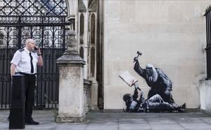 El Tribunal Superior de Londres denuncia como daño criminal (vandalismo) el mural de Banksy contra los jueces.