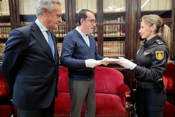 Policía Nacional entrega los documentos a Archivo del Palacio Nacional. ¿Algún día se sabrá cómo salieron de ahí?