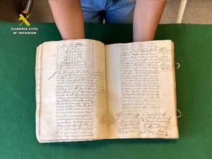 La Guardia Civil recupera en Madrid un libro de cuentas del siglo XVIII de Nájera (La Rioja)