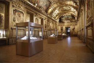 Se perpetra un importante robo patrimonial en el Museo del Louvre.