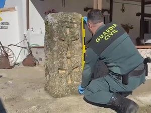 con un peso de más de 100 kilos y anclada al suelo con cemento, de momento no ha sido posible retirarla.