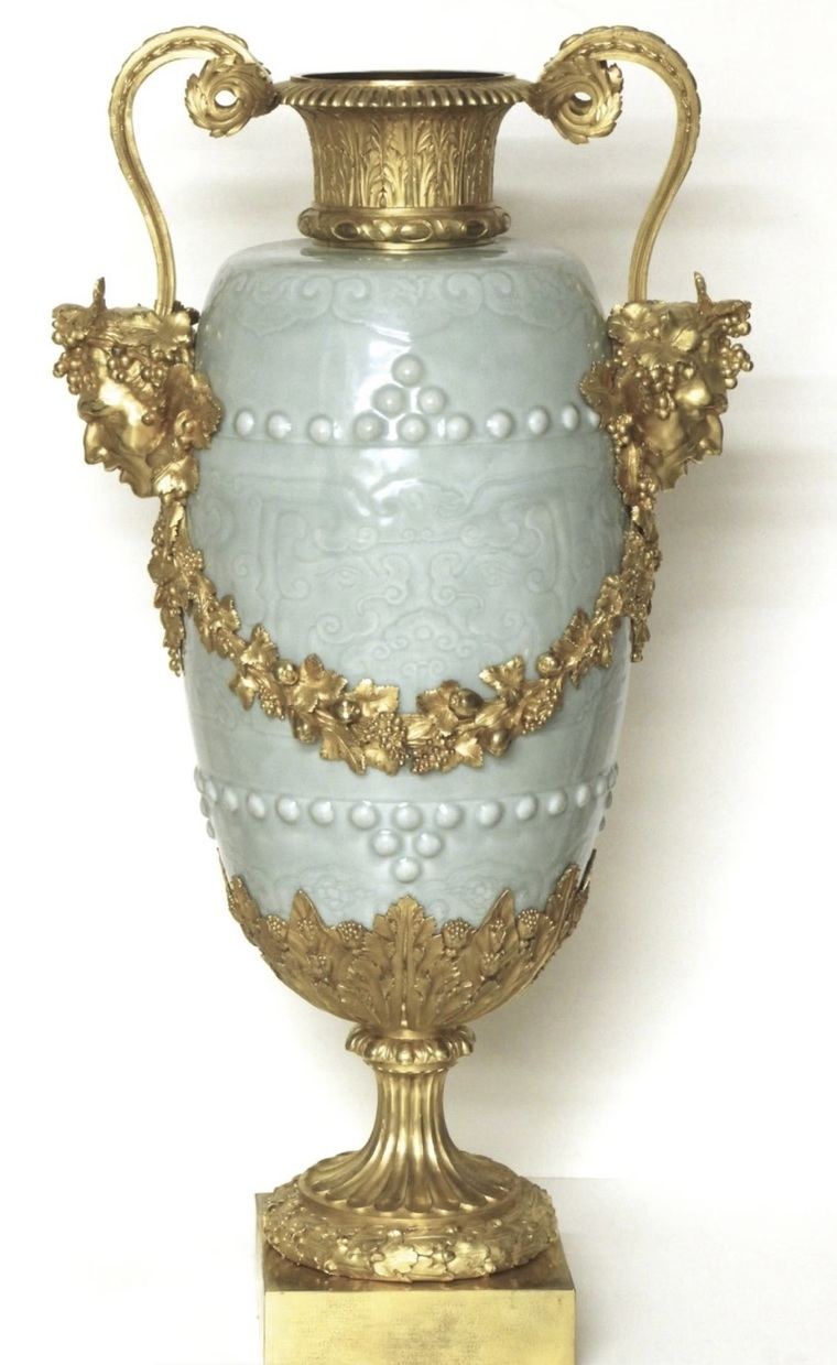 el jarrón se vendió inicialmente por 815 ? en Brasil hace 20 años. Posteriormente, pasó por un mercadillo parisino y tres anticuarios, antes de ser adquirido por Laurent Kraemer por 180.000 ? que lo vendieron por 2,4 millones de euros.