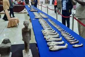Objetos recuperados tras el saqueo del Museo Nacional de Jartum fueron exhibidos en Port Sudan el 13 de enero de 2026.