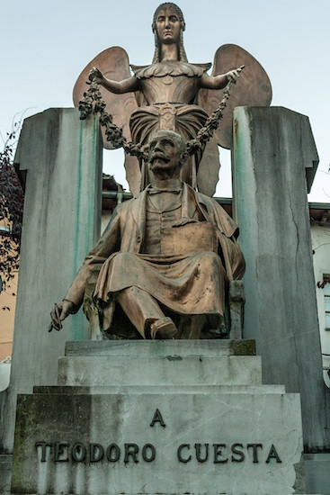 la escultura de Teodoro Cuesta en Mieres antes del robo.