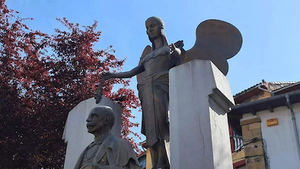 Se desconoce el paradero de la cadena robada del monumento a Teodoro Cuesta en Mieres (Asturias)