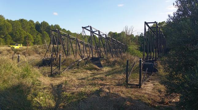 Los vándalos de ERNAI aserraron el cartel desde la base