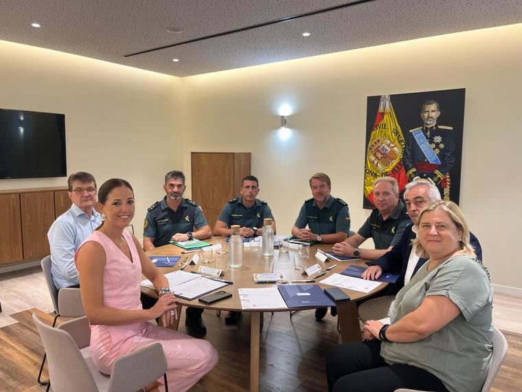 La vicepresidenta del Consell de Mallorca y consellera de Cultura y Patrimonio, Antònia Roca, y por el coronel jefe de la Zona de la Guardia Civil, Alejandro Hernández Mosquera.