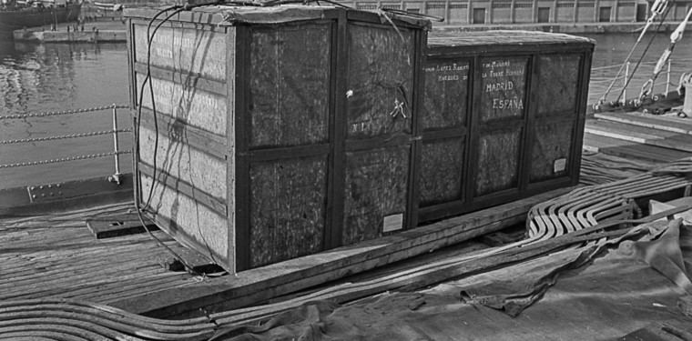 Los enseres del diplomático español Fermín López-Roberts, marqués de la Torrehermosa donde viajaron las pinturas de Cambó, esperando su embarco en el Cabo de Hornos (1954)