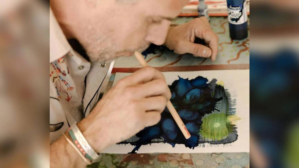 Hunter Biden sigue aficionado a los tubitos. Esta vez para pintar