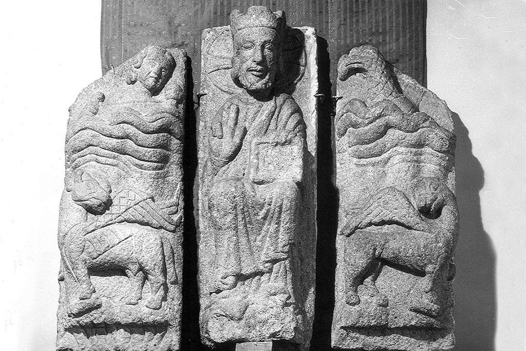 Las dos esculturas robadas (centro e izquierda) fueron arrancadas del tímpano del pórtico del monasterio de San Lorenzo de Carboeiro (Pontevedra) en los años 50. ©Diario de Santiago